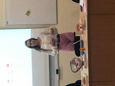 Studentka ze Międzynarodowego Stowarzyszenia Studentów Medycyny IFMSA - Poland Oddział Bydgoszcz  tłumaczy, w jaki sposób wykonywać samobadanie piersi