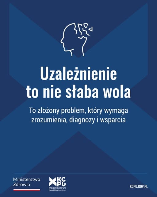 Plakat kampanii edukacyjnej na ciemnoniebieskim tle. W g&oacute;rnej części znajduje się minimalistyczna ilustracja ludzkiej głowy, z kt&oacute;rej tylnej części odchodzą pęknięcia lub fragmenty symbolizujące problem. Centralnie widoczny jest duży, biały napis: &bdquo;Uzależnienie to nie słaba wola&rdquo;. Poniżej mniejszy tekst: &bdquo;To złożony problem, kt&oacute;ry wymaga zrozumienia, diagnozy i wsparcia&rdquo;. W dolnej części znajdują się logotypy Ministerstwa Zdrowia oraz Krajowego Centrum Przeciwdziałania Uzależnieniom, a także adres strony internetowej KCPU.GOV.PL